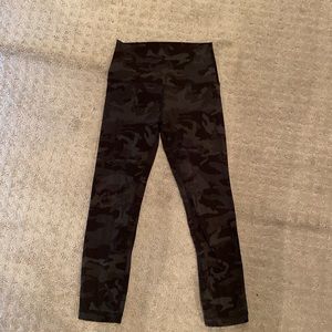 Lululemon align high waisted crop 17” leggings  in green/black camo